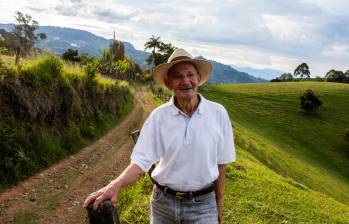 Porfirio Garcés en las montañas del corregimiento de Palocabildo, epicentro del proyecto minero y de las protestas, a unos 11 kilómetros del parque de Jericó. FOTO JULIO CÉSAR HERRERA