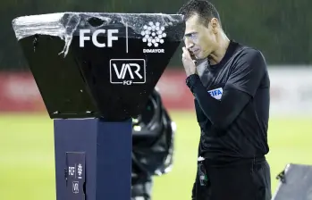 El FVS busca mejorar el rendimiento de revisión de jugadas sin perder tanto tiempo de juego. Foto: Manuel Saldarriaga.
