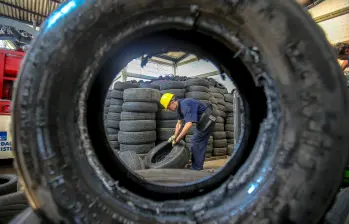 Aparte del aceite reciclado, la gente puede llevar llantas que ya no sirven y otros elementos de reciclaje. FOTO: Juan Antonio Sánchez