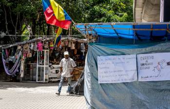 Artesanos están agarrados con la Alcaldía de Medellín por su inminente desalojo afuera del Jardín Botánico