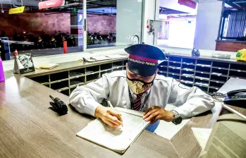 El sector de la vigilancia privada genera cerca de 387.000 empleos formales y advierte que el alza de costos podría afectar la contratación y la cobertura de servicios. FOTO: JUAN ANTONIO SÁNCHEZ