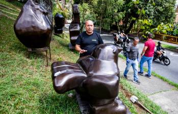José Hernán González es un pintor y escultor antioqueño que le donó a su barrio seis réplicas de obras de Fernando Botero. Foto: Julio Herrera.