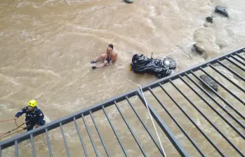 Hombre que cayó con su moto a la quebrada Doña María fue rescatado por los bomberos. FOTO: REDES SOCIALES