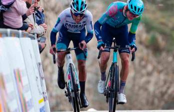 El colombiano Santiago Buitrago de uniforme azul con blanco, luchó por la victoria, pero finalmente, terminó segundo en la general del Tour de los Alpes Marítimos. FOTO TOMADA @BHRVictorious