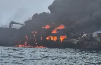 Los heridos llegaron a tierra a bordo de tres barcos, mientras los barcos implicados se consumían en llamas. FOTO: Redes sociales