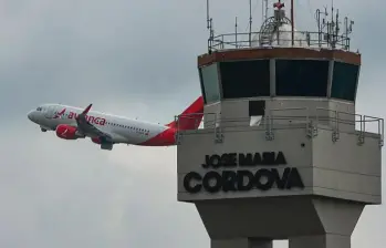 El Aeropuerto José María Córdova, pensado con una capacidad de 11 millones de pasajeros al año, umbral que se esperaba no se superara por lo menos hasta 2034, en 2022 ya se quedó estrecho con 13,5 millones de pasajeros. Foto: Manuel Saldarriaga Quintero.