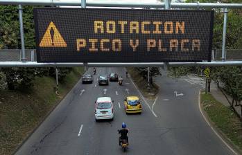 Tenga en cuenta que, partir de este lunes 2 de febrero de 2026, cambia la rotación del Pico y Placa para el primer semestre, en Medellín y toda el área metropolitana. FOTO: Manuel Saldarriaga