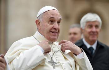 El papa Francisco conmemoró 12 años como líder de la Iglesia católica con una pequeña celebración en el hospital de Roma, donde se encuentran con terapia respiratoria. FOTO: GETTY