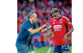 El entrenador Alejandro Restrepo tiene que gestionar de buena manera la plantilla del cuadro rojo para evitar lesiones. De momento, les ha dado minutos a varios futbolistas en los últimos partidos de Liga. FOTO Juan Antonio Sánchez