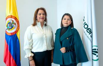 La superintendente de Salud, María Andrea Godoy, y la nueva interventora de Asmet Salud, Ana María Betancur Henao. FOTO CORTESÍA