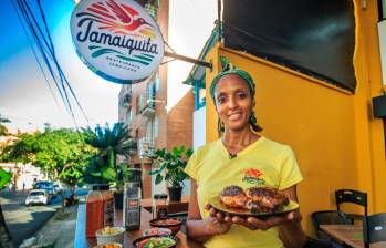 Anasia Reid llegó a Medellín hace seis años, procedente de Inglaterra. Es hija de migrantes jamaicanos. El pollo jerk es un plato preferido de la gastronomía isleña. FOTO camilo suárez