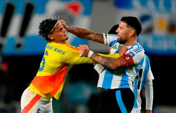 Tensión entre Richard Ríos y Enzo Fernández que también hace parte de las sanciones. Foto: AFP
