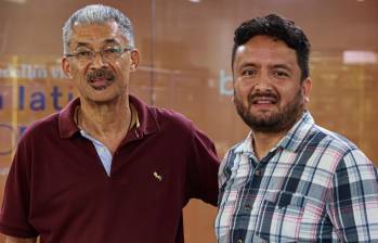 De izquierda a derecha: René Jaramillo y Cristian Zapata, ganadores del I Concurso de Cuento y Novela del Valle de Aburrá. FOTO Manuel Saldarriaga