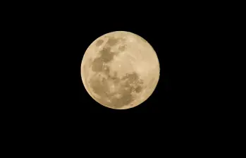 La superluna de octubre brillará hasta un 30 % más que una luna llena normal, ofreciendo un espectáculo visible desde la noche del 5 hasta el amanecer del 7. FOTO: Juan Antonio Sánchez