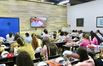 Durante dos años, el proyecto ha promovido la enseñanza de manicure profesional y sistemas avanzados de uñas, con el objetivo de facilitar la inserción laboral de las participantes una vez recuperen su libertad. Foto: Cortesía