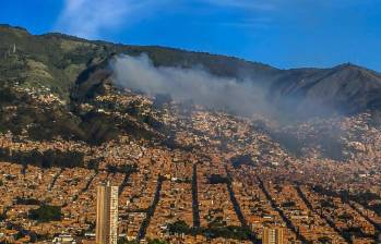 La columna de humo del incendio fue divisada desde el centro de Medellín. FOTO: JULIO CÉSAR HERRERA