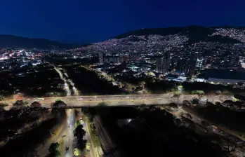 Vista aérea del puente Horacio Toro con la nueva iluminación led. Foto: cortesía.