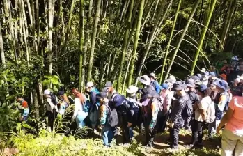 En algunas rutas, se ven grupos de más de 20 personas haciendo una misma ruta, lo que termina desbordando los senderos delimitados y deteriorando la cobertura vegetal. Foto: captura del video de la Alcaldía de Sabaneta.