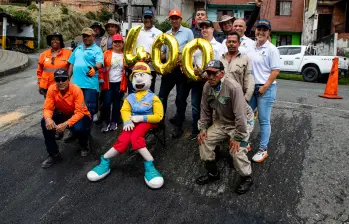 El secretario de Infraestructura de Medellin, Jaime Andrés Naranjo (con el número 4), y todo su equipo asistieron a la entrega de la obra número 400 que gestionó Armando Calle gracias a sus denuncias. FOTO Julio César Herrera. 