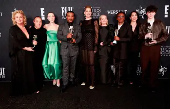 El elenco de Adolescencia y los cuatro galardones de los Critics Choice que consiguieron este domingo. FOTO Getty