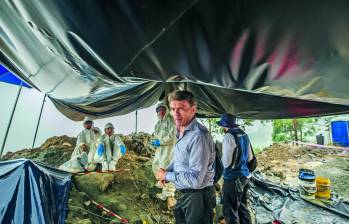 Magistrado de la JEP Gustavo Salazar en La Escombrera, Medellín, donde encontraron más restos óseos humanos que serían de personas desparecidas durante el conflicto armado. Foto: Andrés Camilo Suárez Echeverry