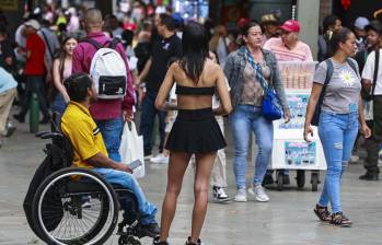 En el sector de La Vercruz, centro de Medellín, un grupo de policías agredió a una mujer. FOTO: MANUEL SALDARRIAGA