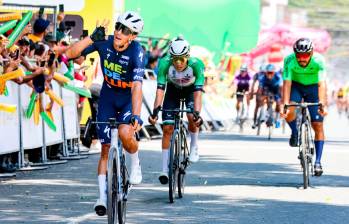 El ciclista antioqueño Wilmar Paredes, del Team Medellín, celebra al paso por la meta de la octava etapa del Clásico RCN. FOTO cortesía 