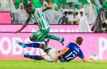 En la imagen aparecen Marino Hinestroza, de Nacional, y Jorge Arias, de Millonarios. FOTO CAMILO SUÁREZ