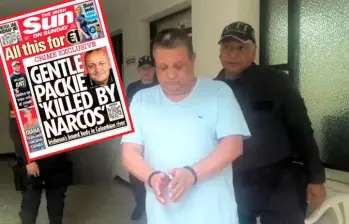 Juan Santiago Gallón Henao al momento de su captura en Cúcuta, en 2018. Al año siguiente quedó libre por vencimiento de términos, en un expediente por narcotráfico. En el recuadro, la portada del diario inglés que lo vinculó con un homicidio. FOTO: CORTESÍA DE FISCALÍA.