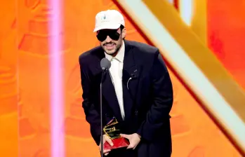 Bad Bunny recibió el primer premio de la noche de los Latin Grammy en la gala televisada. FOTO Getty