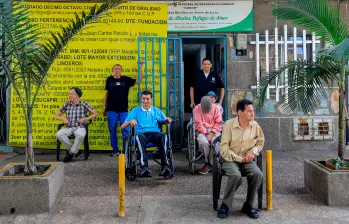 La sede de la Fundación Aidesh, en el Barrio Antioquia, tiene su sede en una casa que les donaron sin documentación y esta situación está a punto de dejarlos sin un techo. FOTO: Esneyder Gutiérrez