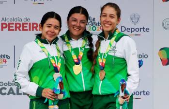 Luciana Osorio (centro), Sorley Quesada (izquierda) y Angelina Roa, dominadoras en el ciclismo de ruta en Juegos. FOTO Mindeporte