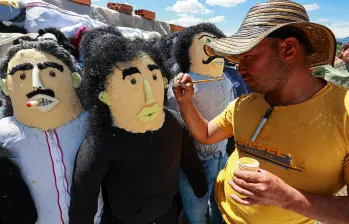 Una vereda de Rionegro produce 2.000 muñecos para quemar el año viejo