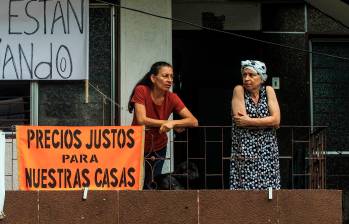 El descontento de la gente alrededor del proyecto se ha expresado a través de carteles en las fachadas de sus casas. FOTO CAMILO SUÁREZ