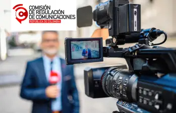 De fondo, un reportero grabado mientras realiza una nota informativa; arriba, el logo de la Comisión de Regulación de Comunicaciones (CRC). FOTO: ilustración El Colombiano