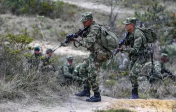 Soldados en medio de desplazamientos en el país. Foto: Manuel Saldarriaga.