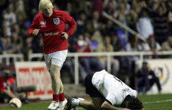 Boris Johnson al mejor estilo de Zidane. FOTO: GETTY