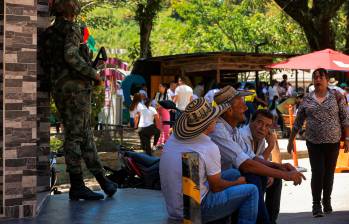 Las Fuerzas Militares y la Policía patrullan en varias de las regiones más afectadas por el conflicto, pero sus operaciones ofensivas disminuyeron. FOTO: Manuel Saldarriaga.