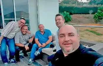 n la foto (de izq. a der) Álvaro Villada, que fue del AMVA; Edinson López, abogado de capos de la Oficina; Miguel Quintero; Wilder Echavarría, exdirector de la EDU; y Jorge Liévano, ex de Metroparques. Manejaron un tinglado en la administración Quintero. FOTO cortesía