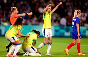 Las jugadoras brasileñas celebran la clasificación a la semifinal después de derrotar a Francia. FOTO: GETTY