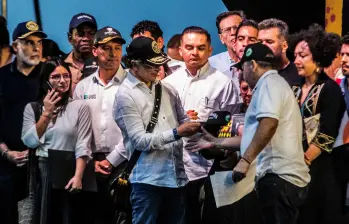 En el “tarimazo” en Medellín, el Presidente llevó a sus delegados de paz (incluida Isabel Zuleta) y a los jefes de las bandas. FOTO El Colombiano