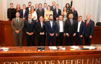 Estos son los integrantes del nuevo Concejo de Medellín, acompañados por el alcalde Federico Gutiérrez. FOTO: CORTESÍA DEL CONCEJO.