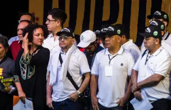Isabel Zuleta (izquierda), durante el evento del presidente Gustavo Petro en el que hicieron presencia voceros de estructuras armadas en La Alpujarra. FOTO: El Colombiano