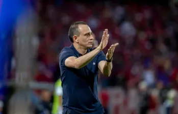 Alejandro Restrepo llegó al DIM en agosto del 2024. Este jueves cumplirá un año al frente del elenco rojo. Lo llevó a la final del Apertura 2025. También jugó cuartos de la Sudamericana. FOTO Juan Antonio Sánchez