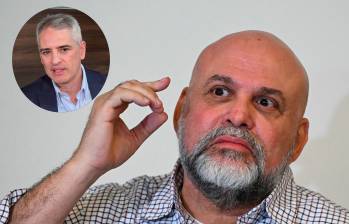 Atrás, Salvatore Mancuso. Adelante, el gobernador de Antioquia Andrés Julián Rendón. Fotos: AFP y EL COLOMBIANO.