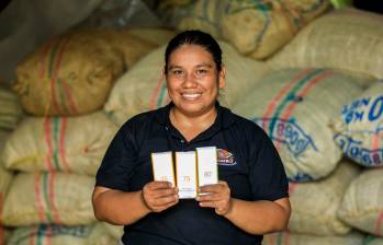 Zurley Care lidera una asociación de 50 cacaoteros en Tarazá que pasó de vender 200 kilos a comercializar toneladas de cacao certificado. FOTO CAMILO SUÁREZ