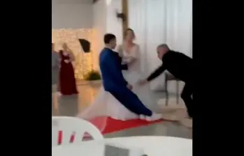 El pastor que oficiaba el matrimonio reaccionó para evitar que el joven se golpeara al caer. FOTO CAPTURA DE VIDEO