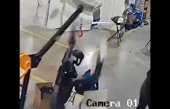 En el video se ve a una máquina lanzando golpes hacia una de las personas que estaba en el lugar. FOTO CAPTURA DE VIDEO