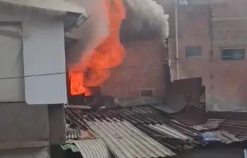 El incendio consumió por completo una vivienda ubicada en un quinto piso en Itagüí. Foto: cortesía.