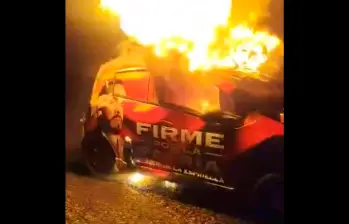 Imagen del ataque a un carro con publicidad de Abelardo de la Espriella en Arauca. FOTO CAPTURA DE VIDEO